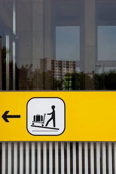 Pedestrian Waiting Bus — Stock Fotó