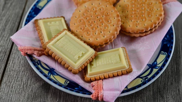 Yukarıdaki ahşap masada bisküvilerle yemek kombinasyonu.