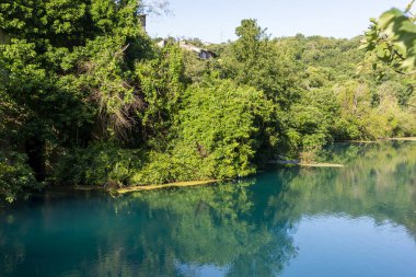 Narni boğucu cennet gibi mavi sularla çevrili yeşil bir yer.