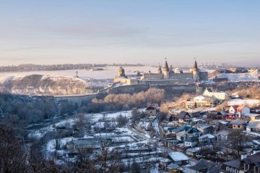 Kamianets-Podilskyi, Ukrayna 01.07.2020. Güneşli kış sabahı Kamianets-Podilskyi kalesinin panoramik manzarası