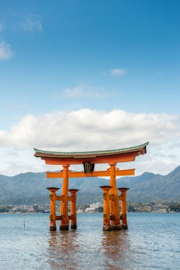 Yasak şehirde güzel kırmızı kapı köprüsü