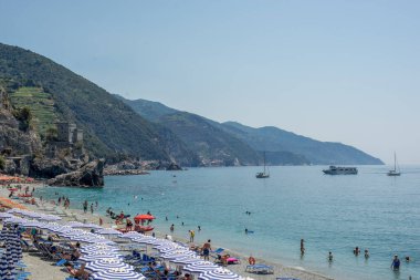 Monterosso, Cinque Terre 'nin en modern şehri, sahil tatili.