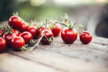 Ahşap arkaplanda kırmızı kiraz domatesleri