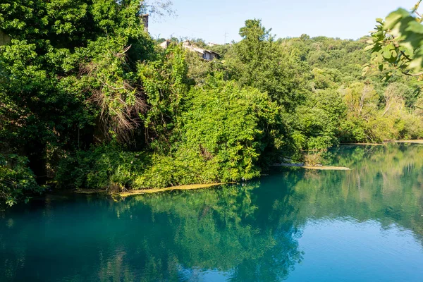 緑に囲まれた青い水のあるナルニ スティフォン — ストック写真