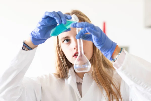 Portret Młodej Blondynki Naukowca Pracującej Laboratorium — Zdjęcie stockowe