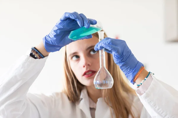 Młoda Blondynka Naukowiec Robi Eksperyment Chemiczny Laboratorium — Zdjęcie stockowe