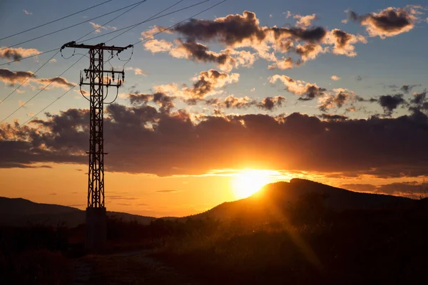 Tramonto Sulla Montagna Con Torre Luminosa — Foto Stock