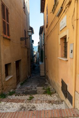 Collescipoli, İtalya Eylül 04: 2020: Collescipoli kasabasındaki sokak ve binaların mimarisi