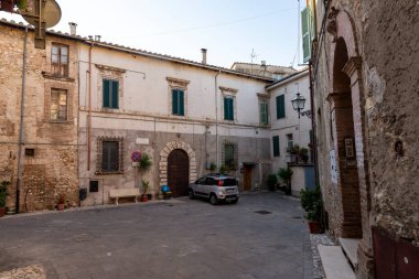 Collescipoli, İtalya Eylül 04: 2020: Collescipoli kasabasındaki sokak ve binaların mimarisi