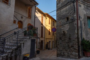 Collescipoli, İtalya Eylül 04: 2020: Collescipoli kasabasındaki sokak ve binaların mimarisi