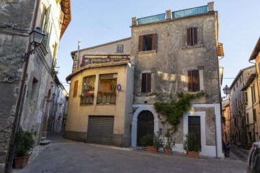 Collescipoli, İtalya Eylül 04: 2020: Collescipoli kasabasındaki sokak ve binaların mimarisi