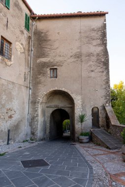Collescipoli, İtalya Eylül 04 2020: Collescipoli kasabasının giriş kapılarından biri