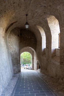 Collescipoli, İtalya Eylül 04: 2020: Collescipoli kasabasındaki sokak ve binaların mimarisi