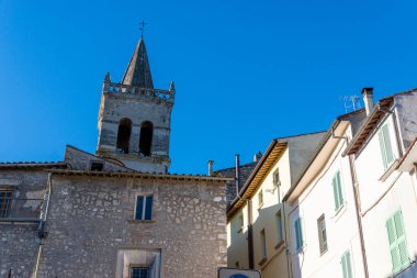 Collescipoli, İtalya Eylül 04: 2020: Collescipoli kasabasının merkezindeki San NIcolo kolej kilisesinin çan kulesi