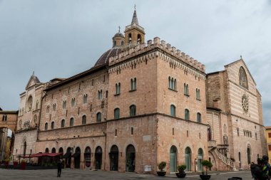 foligno.italy 14 Haziran 2020: Foligno san feliciano ana kilisesi çan kulesi ve kubbesi olan büyük yapı