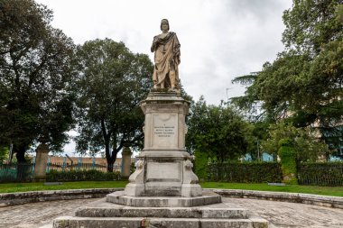 foligno.italy 14 Haziran 2020: tenis spor merkezi yakınlarındaki yayanın dışındaki anıt
