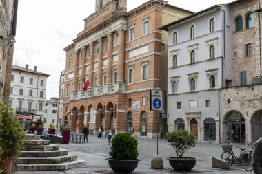 foligno.italy 14 Haziran 2020: San Feliciano belediyesinin ve kilisesinin bulunduğu Foligno Meydanı
