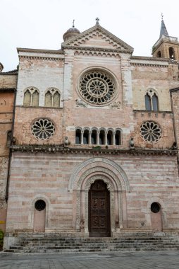 foligno.italy 14 Haziran 2020: Foligno san feliciano ana kilisesi çan kulesi ve kubbesi olan büyük yapı