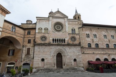 foligno.italy 14 Haziran 2020: Foligno san feliciano ana kilisesi çan kulesi ve kubbesi olan büyük yapı