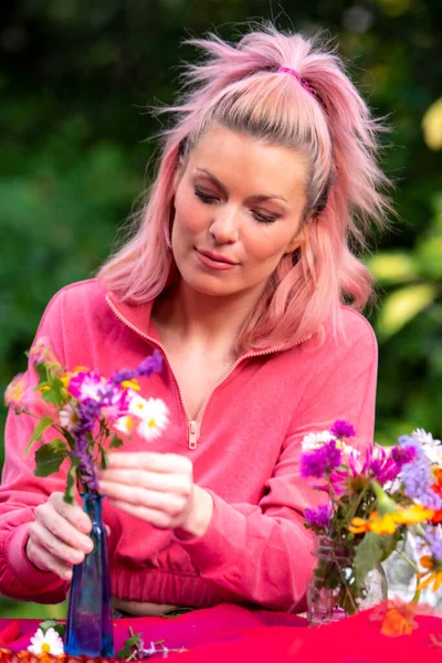 Yaşında Güzel Sarışın Bir Kadın Bahçesinden Çiçek Topluyor — Stok fotoğraf