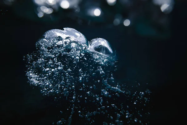 Wassertropfen Auf Schwarzem Hintergrund — Stockfoto