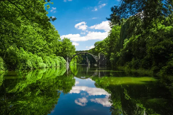 Río Con Reflejo Parque Verde Con Árboles Cielo Nublado — Foto de Stock