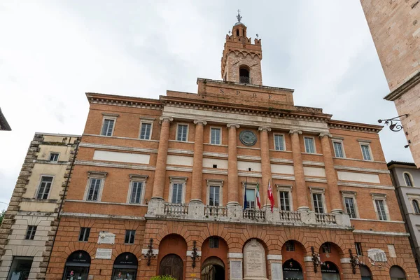 foligno.italy 14 Haziran 2020: Perugia kulesine sahip foligno büyük yapı