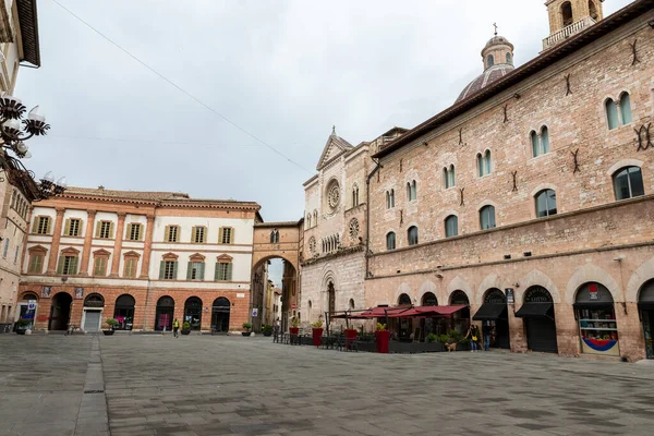 Folign Italy 2020年6月14日 自治体とサンフェリチャーノ教会があるフォリニャーノのメイン広場 — ストック写真