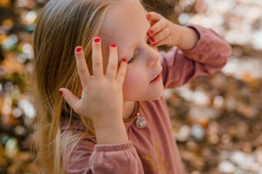 Güneşli bir günde ormanda güzel bir kız