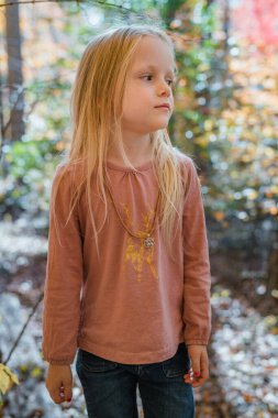 Güneşli bir günde ormanda güzel bir kız