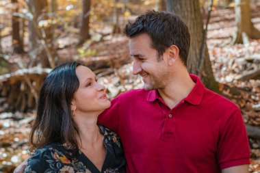 Sonbahar ormanında poz veren orta yaşlı çift