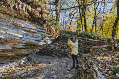 Sonbahar parkında yürüyen kadın