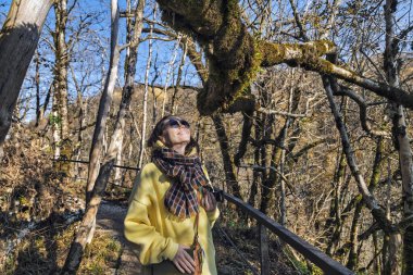 Sonbahar parkında yürüyen kadın