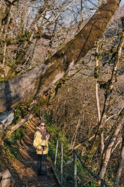 Sonbahar parkında yürüyen kadın