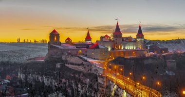 Kamianets-Podilskyi, Ukrayna 01.07.2020. Bir kış gecesi Kamianets-Podilskyi kalesinin panoramik manzarası