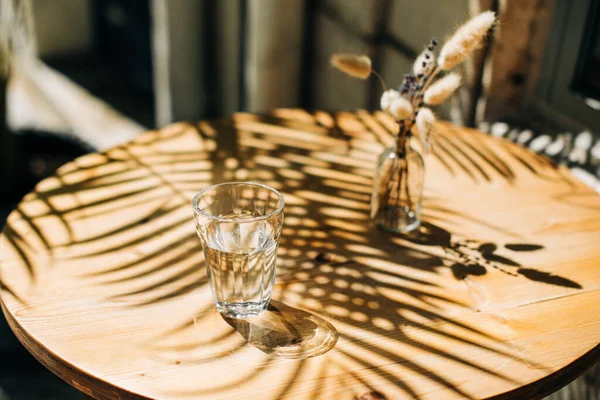 Ein Glas Kaltes Wasser Auf Einem Holztisch Einem Café Freien — Stockfoto