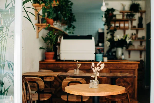 Mesa Madeira Com Flores Secas Garrafa Café Vazio Lisboa — Fotografia de Stock