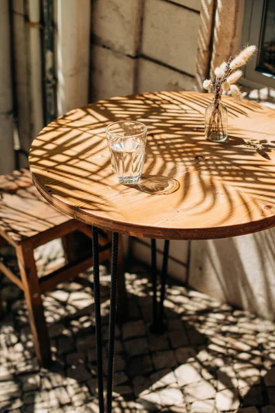 Glas Koud Water Houten Tafel Outdoor Cafe Tijdens Zonnige Dag — Stockfoto