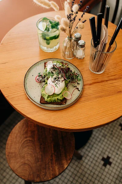 Tostadas Aguacate Con Huevo Escalfado Micro Verduras Limonada Mesa — Foto de Stock