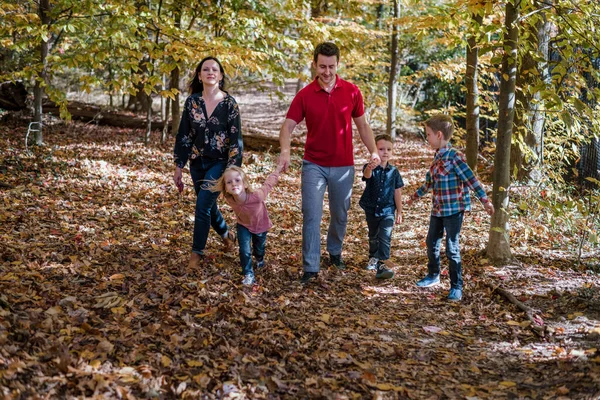 Glückliche Junge Familie Entspannt Gemeinsam Wald — Stockfoto