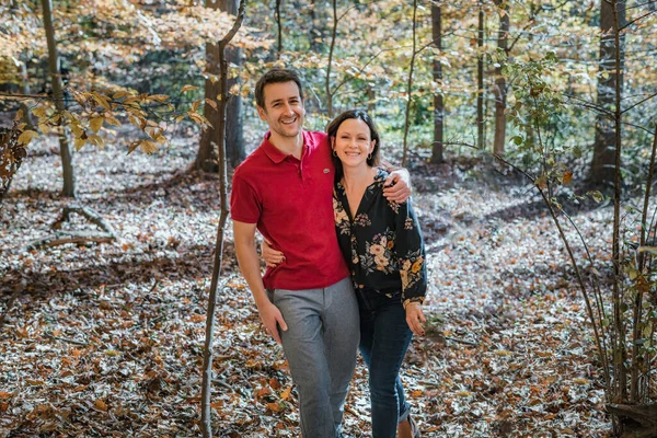 Medelålders Par Poserar Höstskogen — Stockfoto