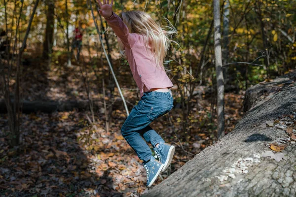 Menina Bonita Floresta Dia Ensolarado — Fotografia de Stock