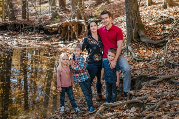 Glad Ung Familj Som Kopplar Tillsammans Skogen — Stockfoto