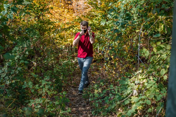 Joven Caminar Bosque Con Mascarilla Facial —  Fotos de Stock