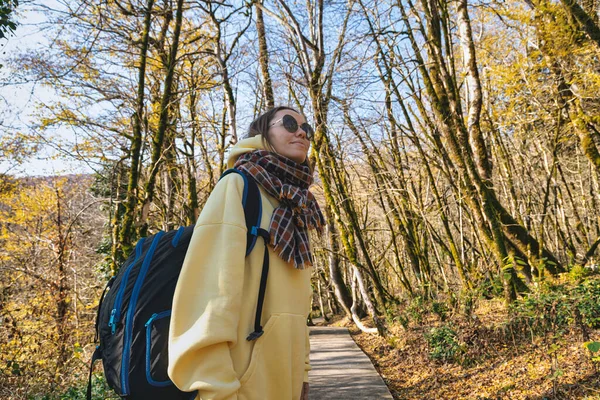 Femme Marche Dans Parc Automne — Photo