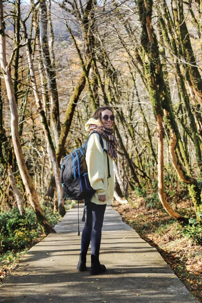 Femme Marche Dans Parc Automne — Photo