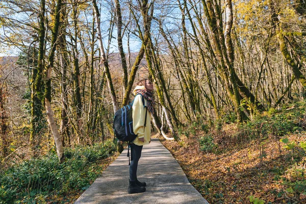 Sonbahar Parkında Yürüyen Kadın — Stok fotoğraf