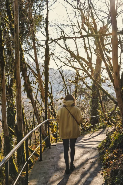 Femme Marche Dans Parc Automne — Photo