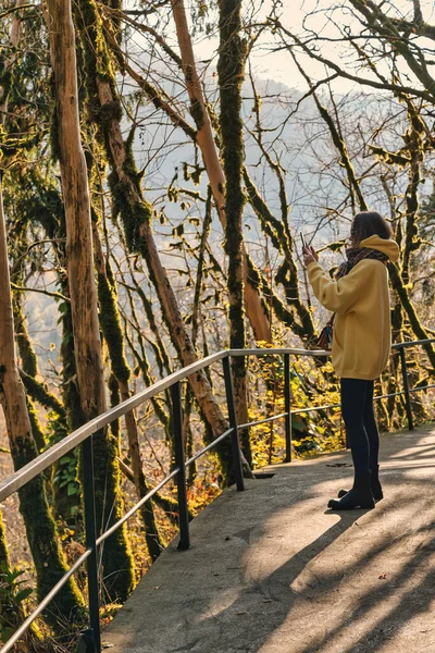 Femme Marche Dans Parc Automne — Photo