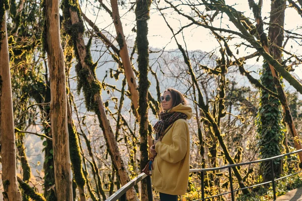 Mujer Caminando Parque Otoño —  Fotos de Stock